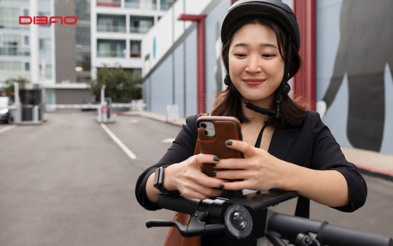 Mức phạt lỗi sử dụng điện thoại khi lái xe máy cần biết